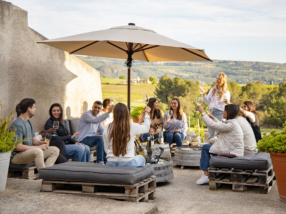 Enoturismo: Visita a la bodega y los viñedos, catas de vinos y cavas, actividades guiadas.