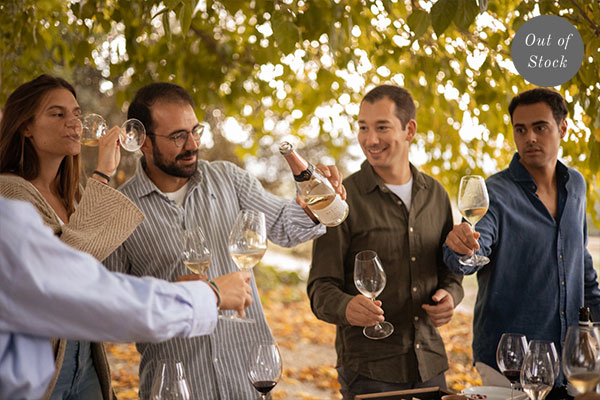 Enoturismo: Visita a la bodega y los viñedos, catas de vinos y cavas, actividades guiadas.