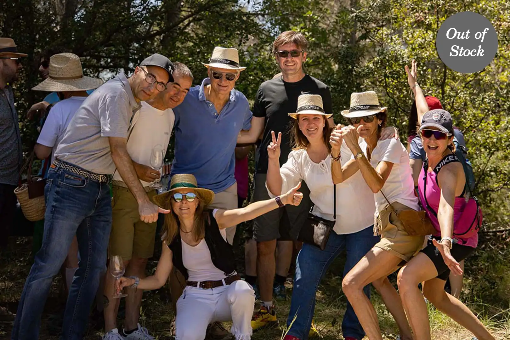 Enoturismo: Visita a la bodega y los viñedos, catas de vinos y cavas, actividades guiadas.